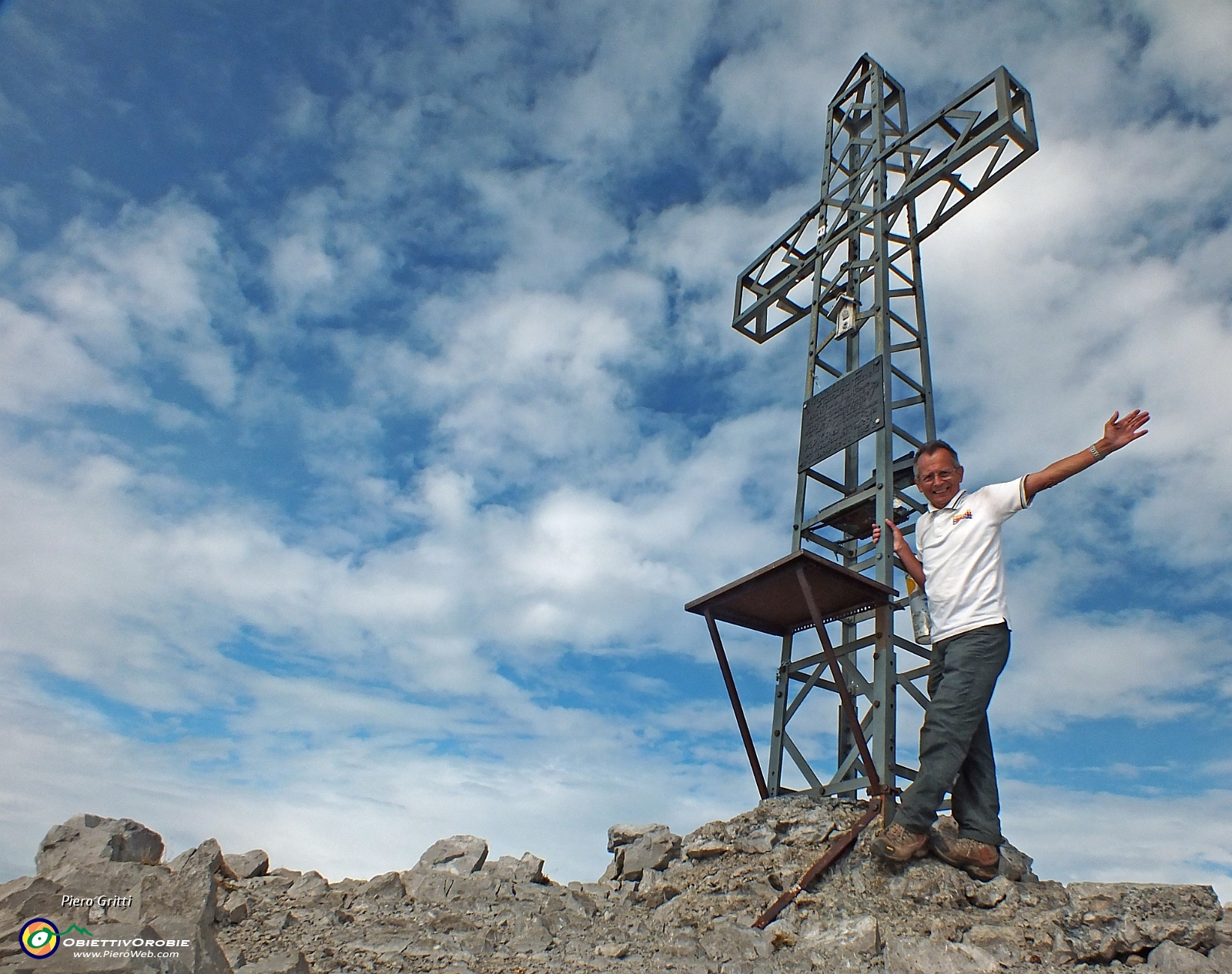 58 In vetta al Pizzo Arera (2512 m.) salito dalla cresta est.JPG